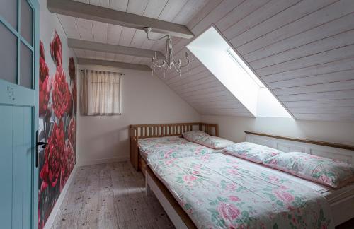 Кровать или кровати в номере Chalupa Paseky