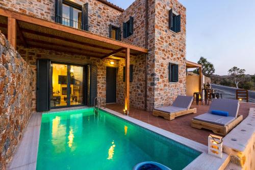 una casa con piscina al lado de un edificio en Galini Luxury Homes, en Saktoúria