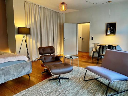 ハノーファーにあるelegant and relaxing nordstadt studioのベッドルーム1室(ベッド1台、椅子、テーブル付)