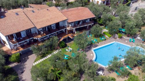 eine Luftansicht eines Hauses mit Pool in der Unterkunft Hotel Coste in Limone sul Garda