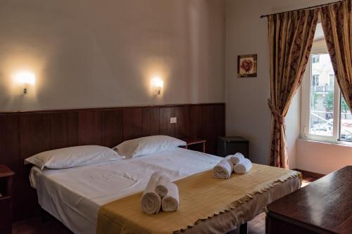 מיטה או מיטות בחדר ב-Antica Terrazza Frascati