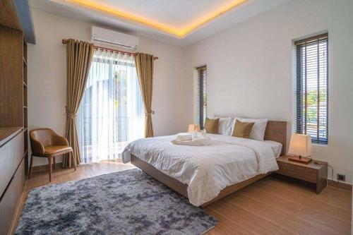 Llit o llits en una habitació de The Falcon Villa