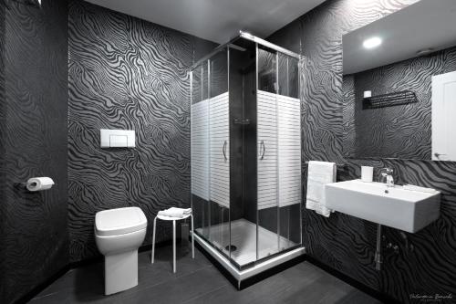 Bilik mandi di Hotel Deco
