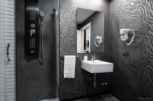 Bilik mandi di Hotel Deco
