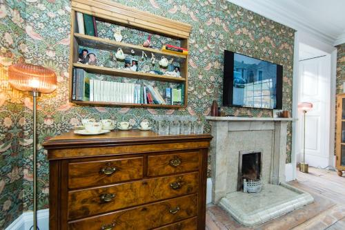 Televízia a/alebo spoločenská miestnosť v ubytovaní Skeldale House 'All Creatures Great & Small' by Maison Parfaite - Luxury Apartments & Studios in Askrigg, Yorkshire Dales