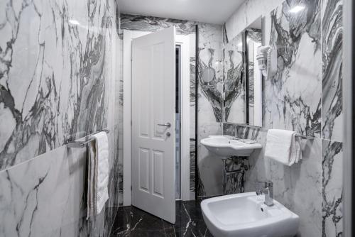 Bilik mandi di Hotel Spagna