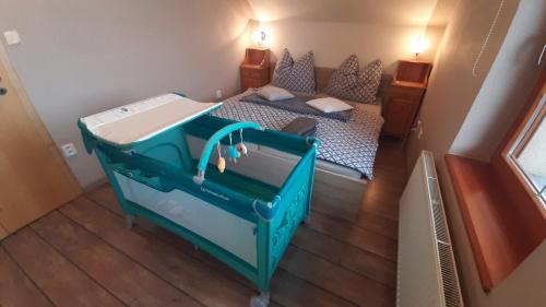 a small blue bed in a small room at Rekreační chalupa Pištín in Pištín