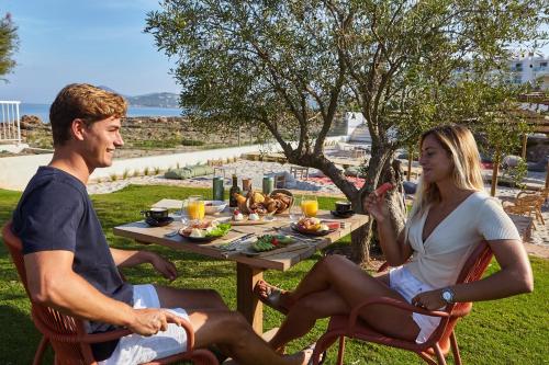 een man en een vrouw aan een tafel met eten bij Can Salia in San Antonio Bay