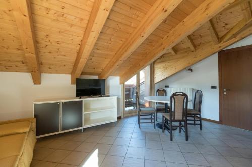 a kitchen and living room with a table and chairs at Chalet Kiara - Appartamenti Abar in Livigno