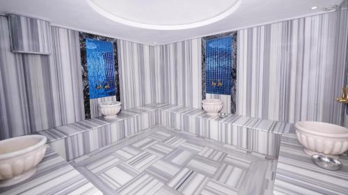 een badkamer met 2 wastafels en 2 toiletten bij Grande Arte Hotel in Eskisehir