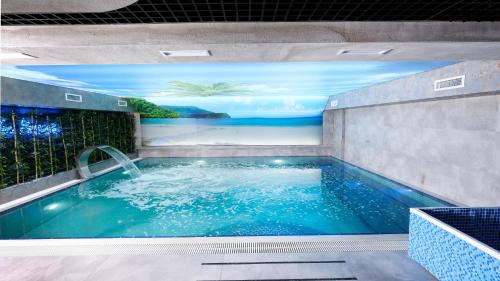 uma piscina com um quadro na parede em Grande Arte Hotel em Esquiceir