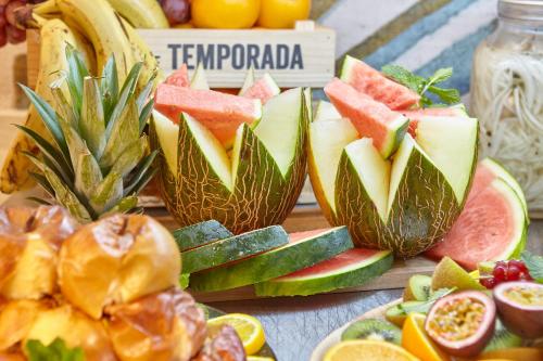 een bos groenten en fruit op een tafel bij Can Salia in San Antonio Bay