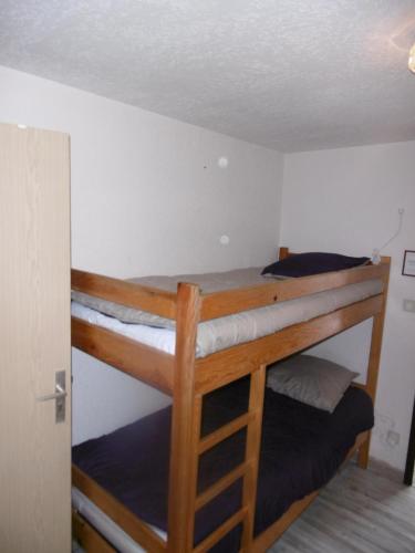 une chambre avec deux lits superposés dans une pièce dans l'établissement Studio 4/5 personnes 2 étoiles, à Saint-Lary-Soulan