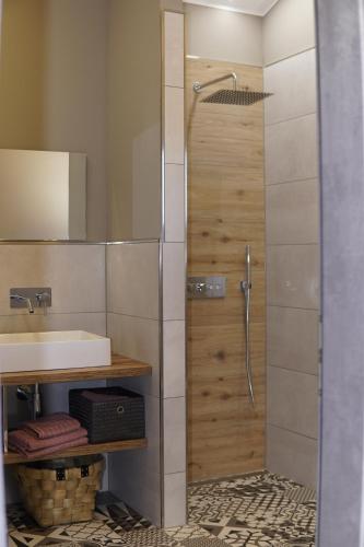 W łazience znajduje się prysznic i umywalka. w obiekcie Waldfrieden Ferienhaus mit SAUNA w mieście Ruhla