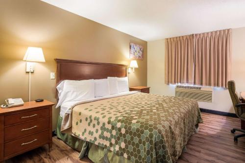 une chambre d'hôtel avec un lit et une fenêtre dans l'établissement Econo Lodge, à Lake Mills