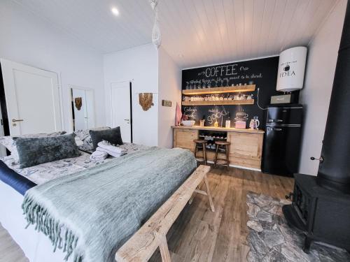 um quarto com uma cama e um frigorífico preto em Lakehouse Oulu em Oulu