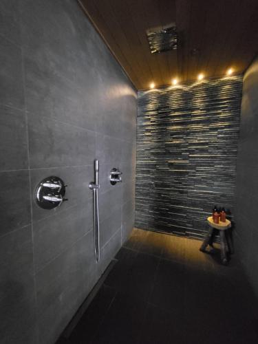 La salle de bains est pourvue d'une cabine de douche et d'une table. dans l'établissement Lakehouse Oulu, à Oulu