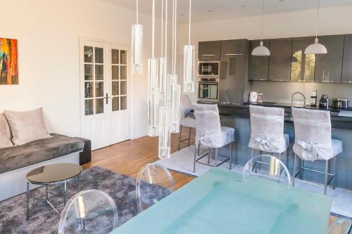 CLOSE CROISETTE-MODERN-A/C-CONGRESS-BEACHES في كان: مطبخ وغرفة معيشة مع أريكة وطاولة
