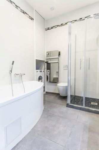 une salle de bain blanche avec une baignoire et une douche dans l'établissement CLOSE CROISETTE-MODERN-A/C-CONGRESS-BEACHES, à Cannes