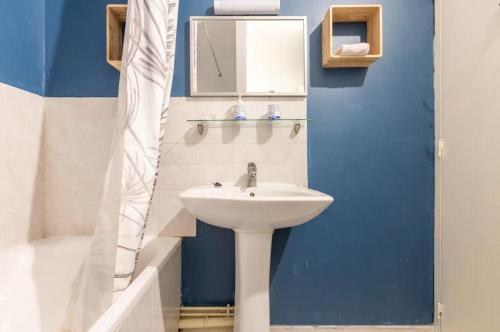 une salle de bain avec un lavabo, un miroir et une baignoire dans l'établissement 1 Apt 3 Cocooning, 54m2, Centre, à Valenciennes