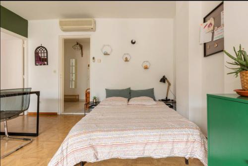 une chambre avec un lit dans une pièce dans l'établissement 1 Apt 3 Cocooning, 54m2, Centre, à Valenciennes