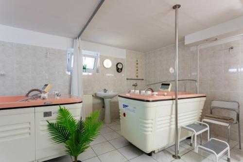 Et badeværelse på Hotel Sanatorium Mariot