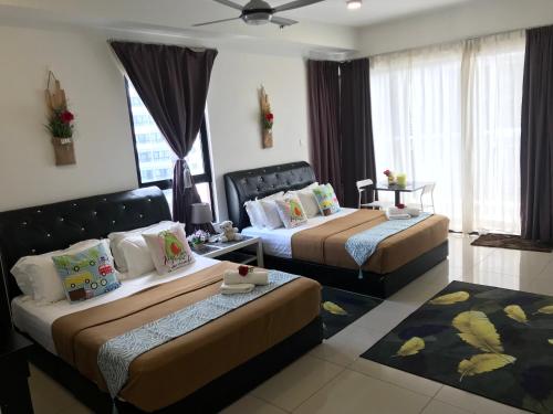 um quarto de hotel com duas camas num quarto em Studio I-Soho D'Gunduls Homestay by DGH I-CITY em Shah Alam