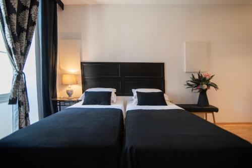 Una cama o camas en una habitación de Emporikon Athens Hotel