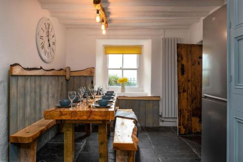 Φωτογραφία από το άλμπουμ του Farmhouse with Log Fire & On-Site Dog Field σε Bryn-crug
