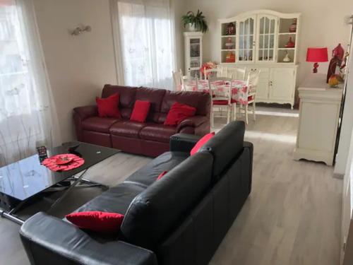 sala de estar con sofá y mesa en MAGNIFIQUE T3 85m2 VIEUX PORT/CORNICHE en Marsella