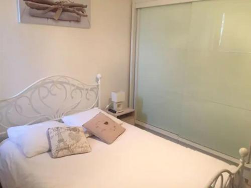 a bedroom with a white bed with a window at MAGNIFIQUE T3 85m2 VIEUX PORT/CORNICHE in Marseille