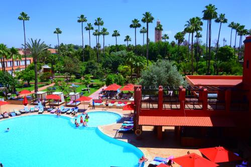 マラケシュにあるTUI BLUE Medina Gardens - Adults Only - All Inclusiveのリゾートのプールの景色を望めます。