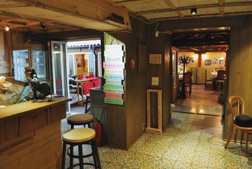 um restaurante com dois bancos e um balcão num quarto em Hotel LONDON em Tirana