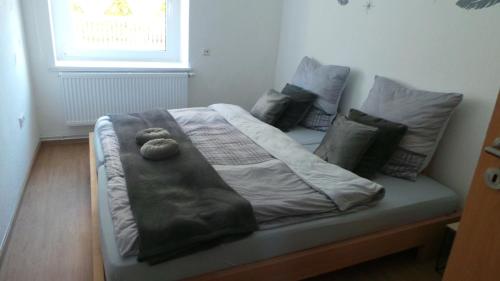 a bed with two teddy bears sitting on top of it at Ferienwohnung am Kurpark in Bad Münder am Deister
