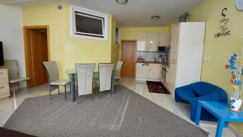 sala de estar con mesa y sillas y cocina en Apartma BaLe, en Kranjska Gora