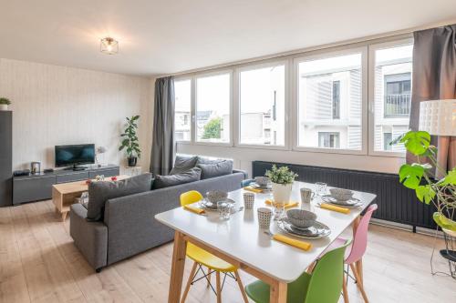 a living room with a table and a couch at VilvoCity Center in Vilvoorde