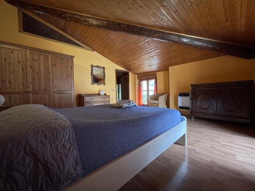 - une chambre avec un lit et un plafond en bois dans l'établissement Da Rita, à Crone