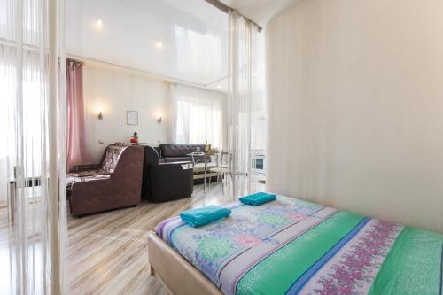 ノヴォシビルスクにあるЭлитные Апартаменты с видом на реку, ванная для двоих, парковка,のベッドルーム1室(ベッド1台付)、リビングルームが備わります。