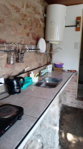 Una cocina o kitchenette en Cabañas La Rústica