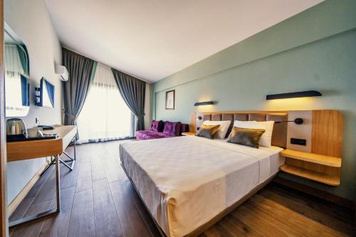 Postel nebo postele na pokoji v ubytování Premier Nergis Beach & SPA