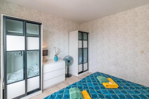 a bedroom with a large bed and a mirror at VilvoCity Center in Vilvoorde
