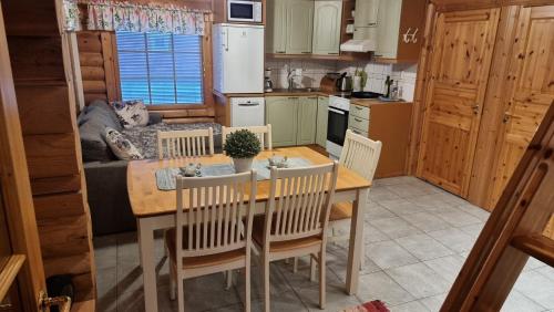 a kitchen and dining room with a table and chairs at Peikonpesä in Syöte