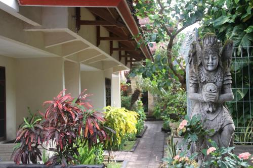 Taman di luar Seminyak Paradiso Hotel