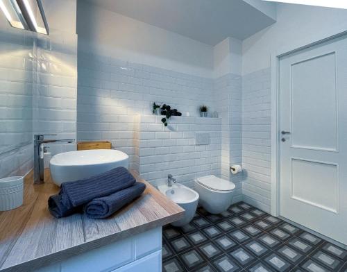 uma casa de banho branca com um lavatório e um WC em Guest House S.Caterina em Viterbo