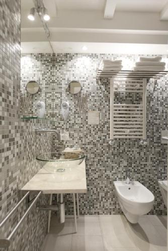 a bathroom with a sink and a toilet at Al Mascaron Ridente in Venice