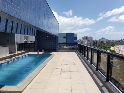 una piscina en la azotea de un edificio en APT BEIRA MAR NEO 2.0, en Maceió