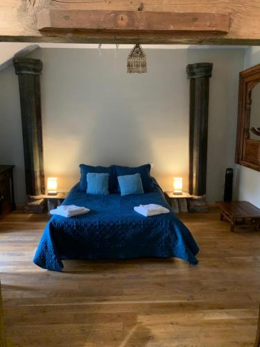 Un pat sau paturi într-o cameră la Hôtellerie Nouvelle de Villemartin
