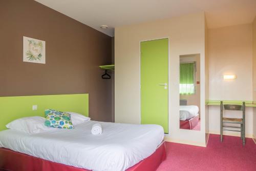 מיטה או מיטות בחדר ב-Fasthotel Orléans Nord Artenay