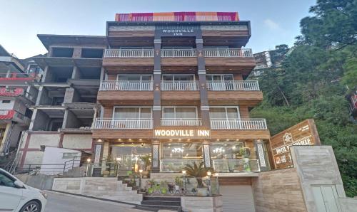 un edificio con una locanda per la sosta delle carrozze su una strada cittadina di Hotel Woodville Inn Mcleodganj a McLeod Ganj