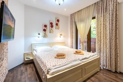 um quarto com uma cama com duas toalhas em Apartment Rose Chopok 1100 m-on hiking trail-view-hot tub-sauna-view em Demanovska Dolina